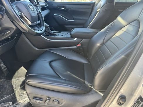 Used 2022 Toyota Highlander XLE image 6