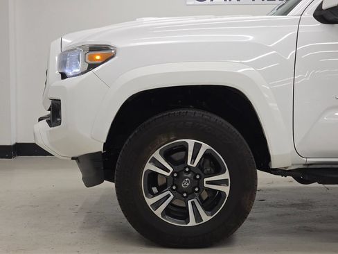 Used 2018 Toyota Tacoma TRD Sport w/ Technology Package AWD/4WD image 39
