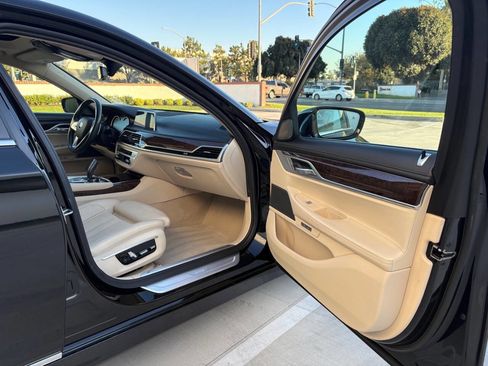 Used 2017 BMW 740i image 19