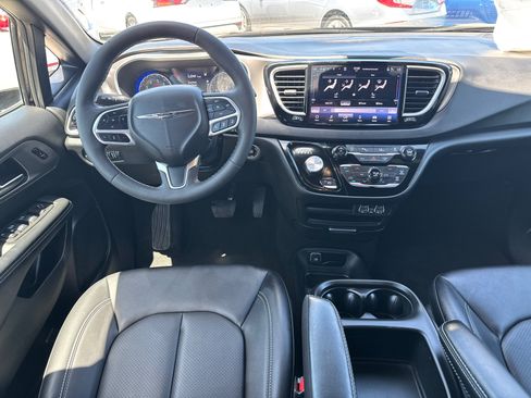 Used 2025 Chrysler Pacifica Select FWD image 8
