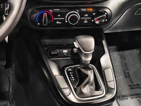 Used 2025 Kia Soul LX w/ LX Technology Package FWD image 8