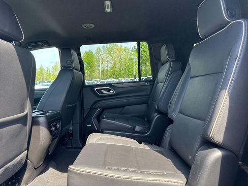 Used 2023 Chevrolet Suburban Premier image 12