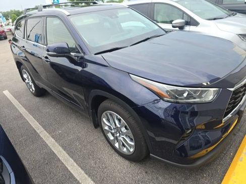 Used 2022 Toyota Highlander Limited AWD/4WD image 4