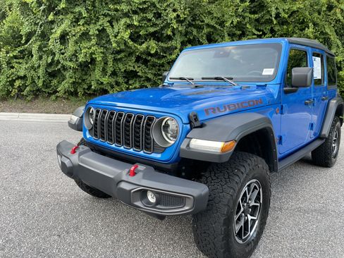 Used 2025 Jeep Wrangler Unlimited Rubicon w/ Convenience Group AWD/4WD image 5