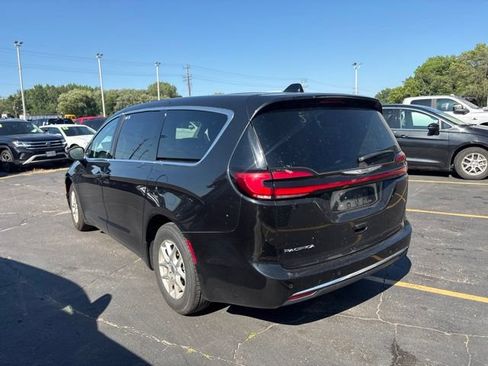 Used 2023 Chrysler Pacifica Touring-L FWD image 6
