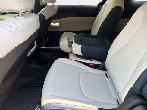 New 2026 Kia Carnival EX FWD image 9