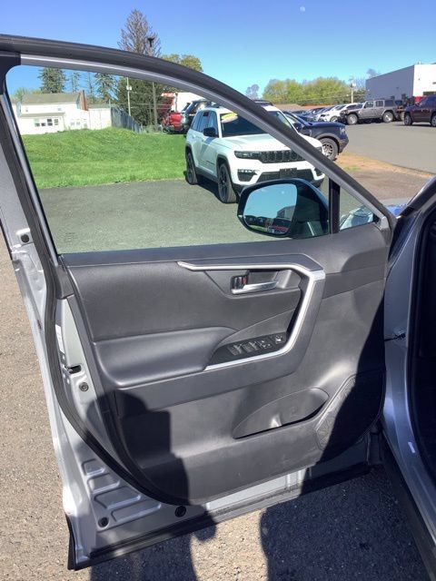 Used 2025 Toyota RAV4 XLE AWD/4WD image 15