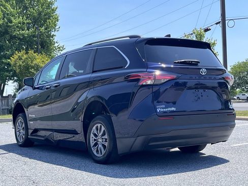 Used 2021 Toyota Sienna XLE w/ XLE Plus Package FWD image 6