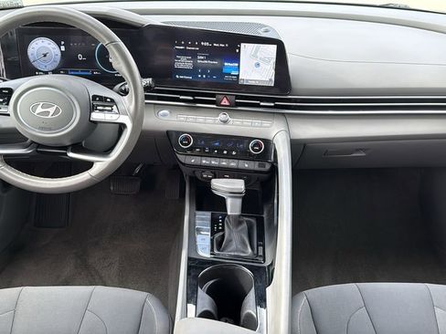 Used 2025 Hyundai Elantra SEL image 18