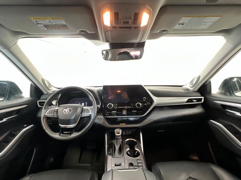 Used 2023 Toyota Highlander Platinum FWD image 10