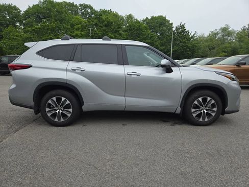 Used 2022 Toyota Highlander XLE AWD/4WD image 3