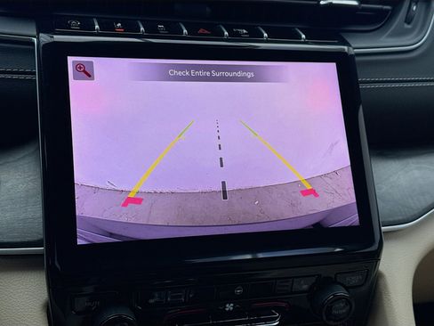 Used 2025 Jeep Grand Cherokee Limited image 10