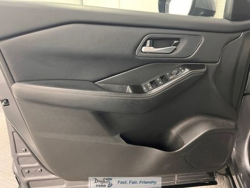 Used 2025 Nissan Rogue SV FWD image 25