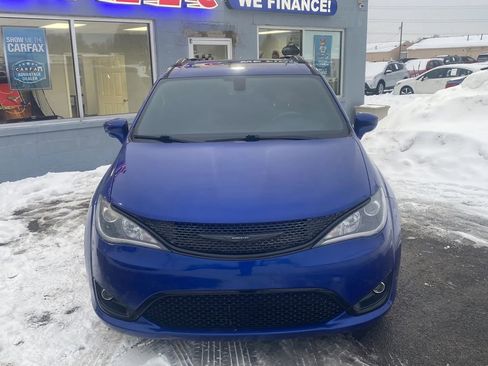 Used 2020 Chrysler Pacifica Touring-L Plus FWD image 3