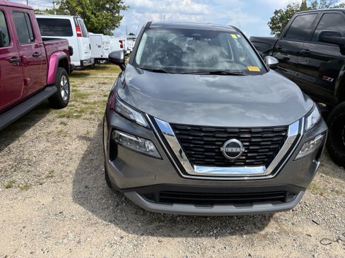 Used 2022 Nissan Rogue SV FWD image 2
