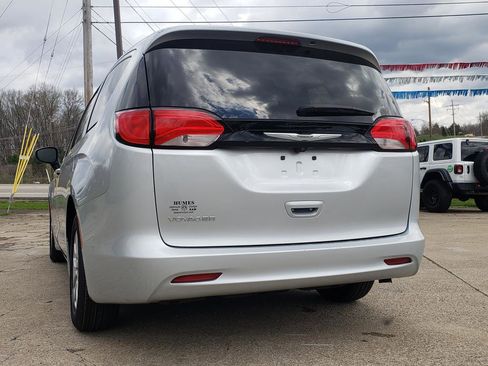 Used 2023 Chrysler Voyager LX FWD image 6