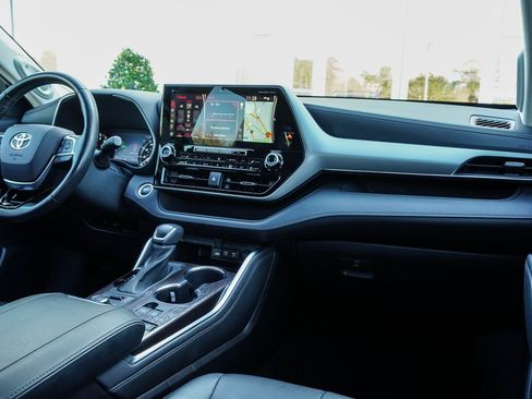 Used 2020 Toyota Highlander Platinum image 15