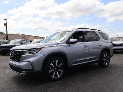 Used 2025 Honda Pilot Touring image 4