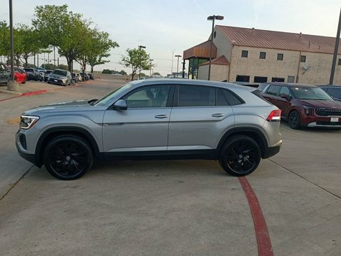 Used 2025 Volkswagen Atlas Cross Sport SE image 4