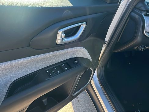 Used 2024 Jeep Compass Latitude image 15