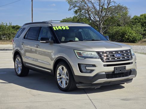 Used 2017 Ford Explorer XLT w/ Equipment Group 202A FWD image 4
