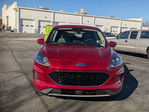 Used 2020 Ford Escape SE image 3