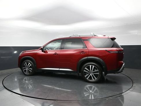 Used 2024 Nissan Pathfinder Platinum FWD image 2