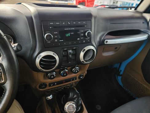 Used 2017 Jeep Wrangler Unlimited Sahara w/ Connectivity Group image 33