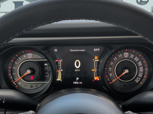 Used 2025 Jeep Gladiator Rubicon AWD/4WD image 16