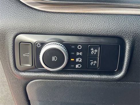 Used 2023 Ford Explorer Limited image 19