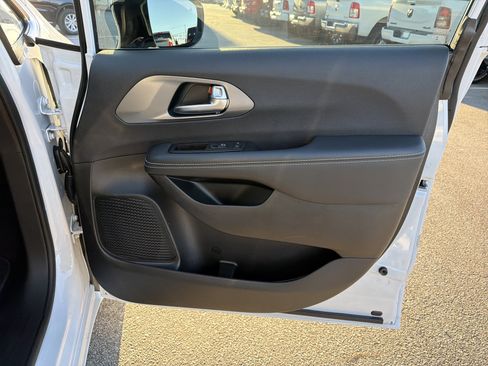 Used 2025 Chrysler Pacifica Select image 15