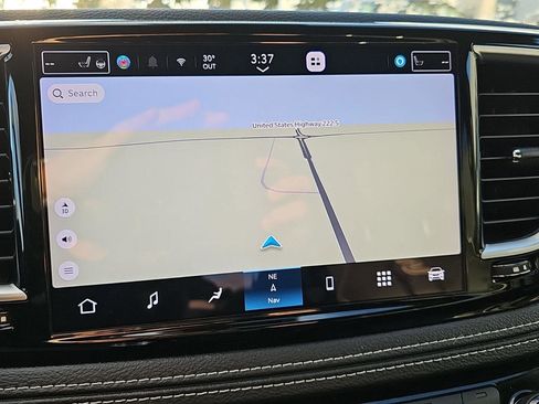 Used 2025 Chrysler Pacifica Limited image 8