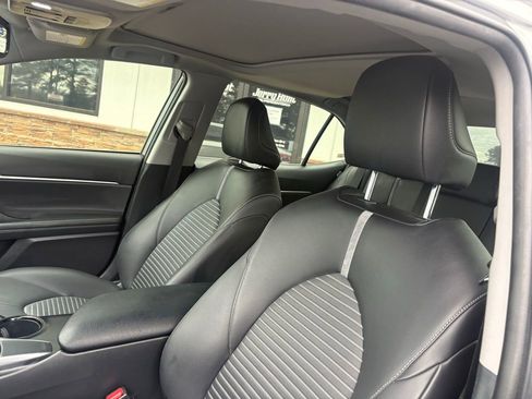 Used 2018 Toyota Camry SE image 3