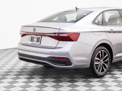 Used 2025 Volkswagen Jetta SE image 29