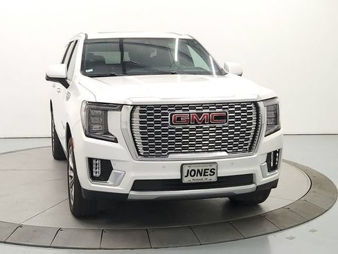 Used 2021 GMC Yukon Denali w/ Denali Premium Package AWD/4WD image 3