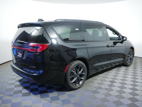 Used 2025 Chrysler Pacifica Limited FWD image 7