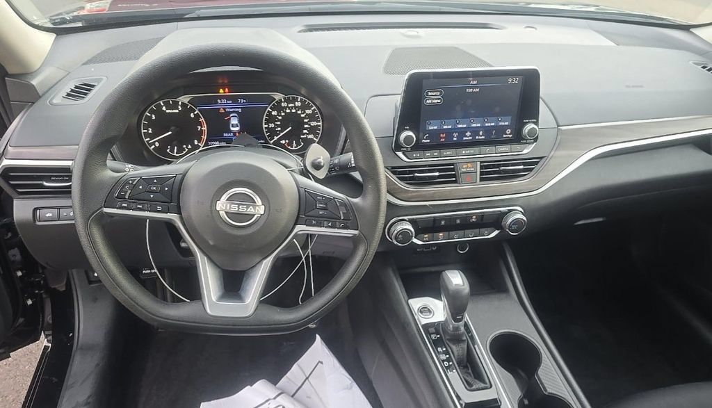 Used 2025 Nissan Altima 2.5 SV FWD image 7