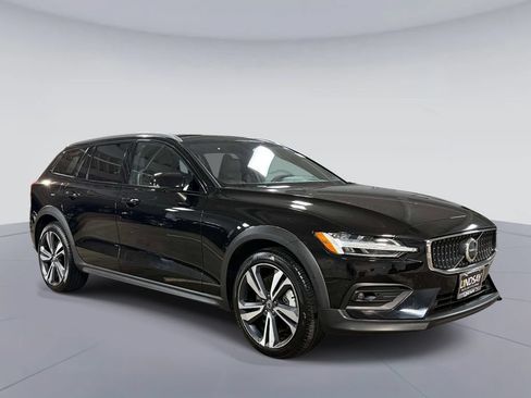 Used 2025 Volvo V60 B5 Cross Country Plus AWD/4WD image 9