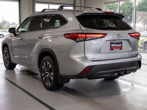 Used 2020 Toyota Highlander XLE AWD/4WD image 9