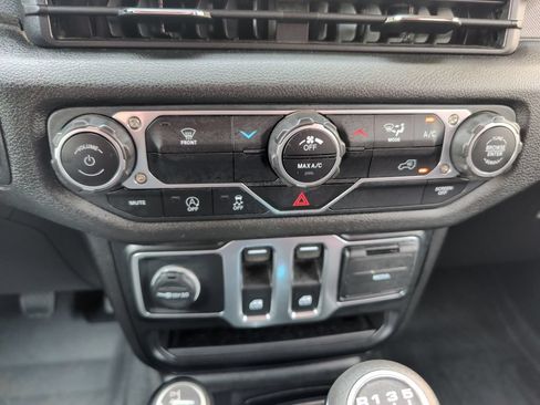 Used 2025 Jeep Wrangler Sport AWD/4WD image 21
