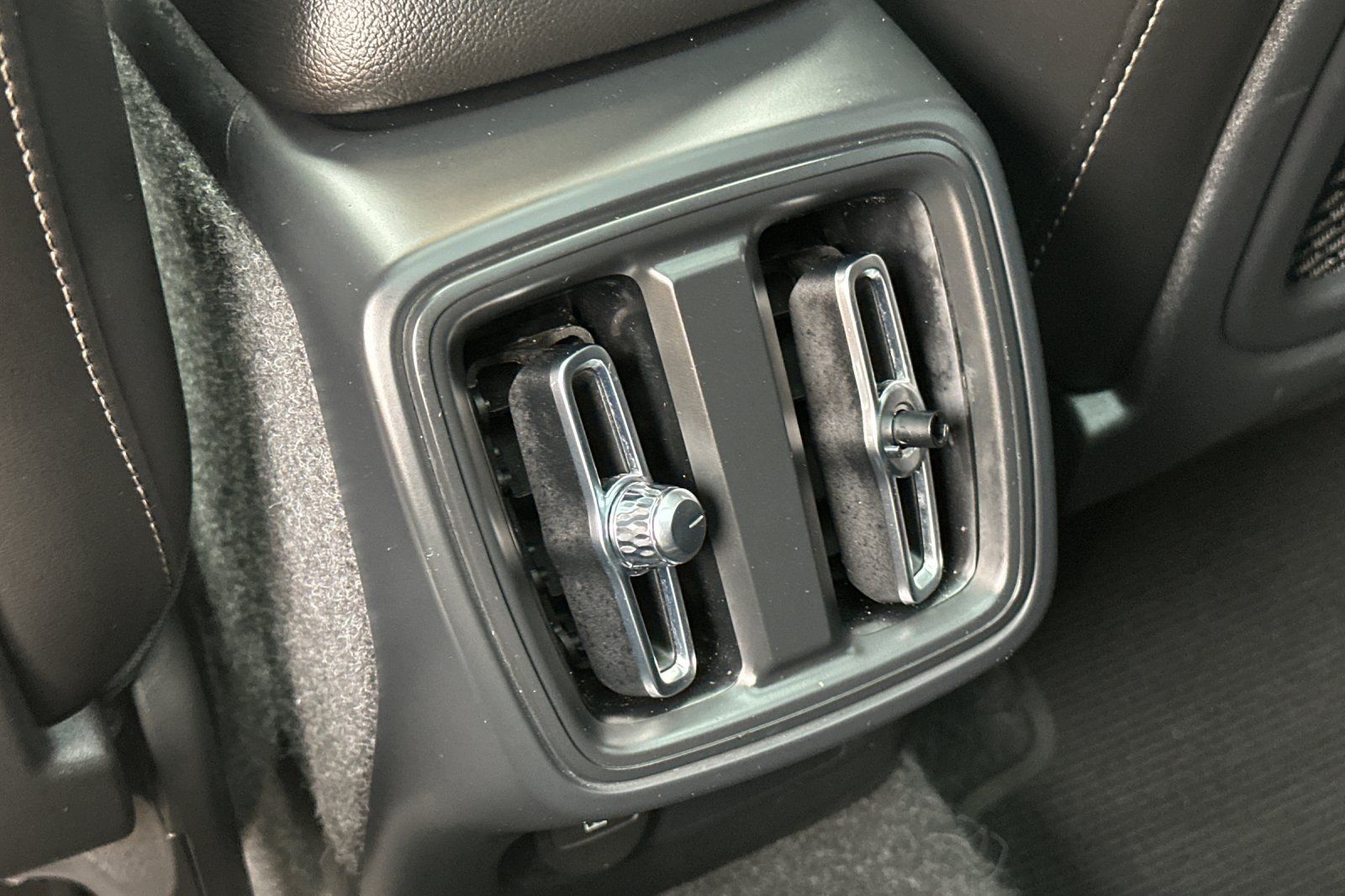 Certified 2024 Volvo XC40 B5 Plus w/ Climate Package AWD/4WD image 15