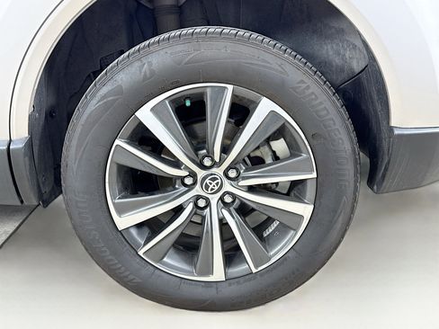 Used 2022 Toyota Venza LE image 29