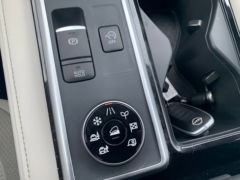 Used 2025 Nissan Pathfinder SV AWD/4WD image 11