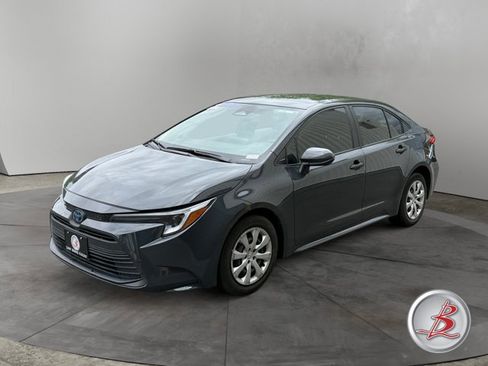 Used 2023 Toyota Corolla LE FWD image 2