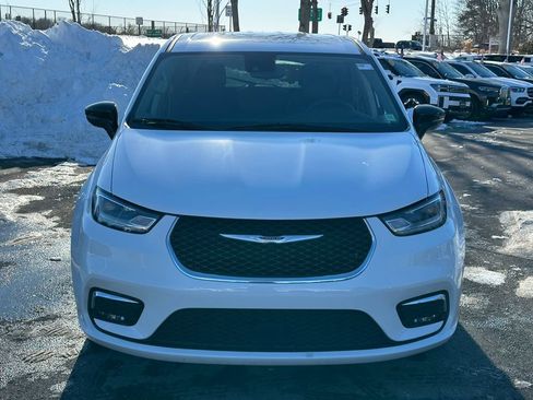 Used 2024 Chrysler Pacifica Touring-L image 3