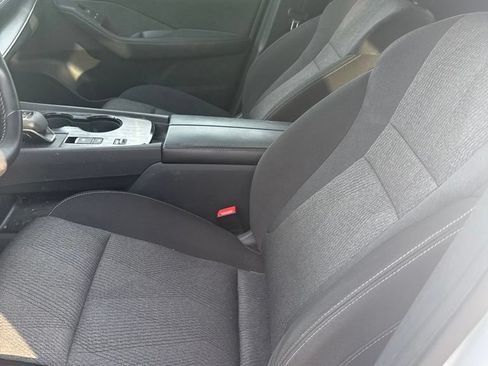 Used 2025 Nissan Rogue SV FWD image 3