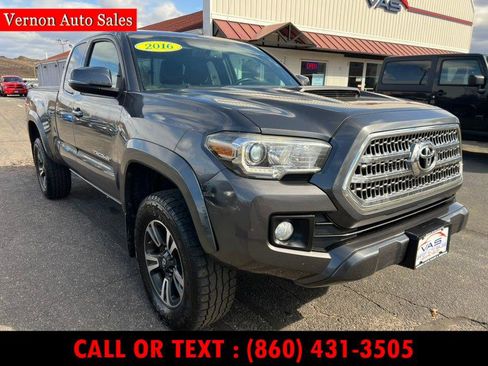 Used 2016 Toyota Tacoma TRD Sport image 3