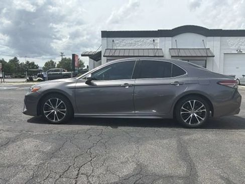Used 2019 Toyota Camry SE w/ Carpet Mat Package FWD image 2
