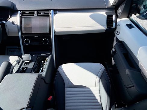 New 2025 Land Rover Discovery Dynamic SE image 19