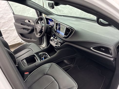 Used 2024 Chrysler Pacifica Limited w/ Uconnect Theater Family Group AWD/4WD image 19